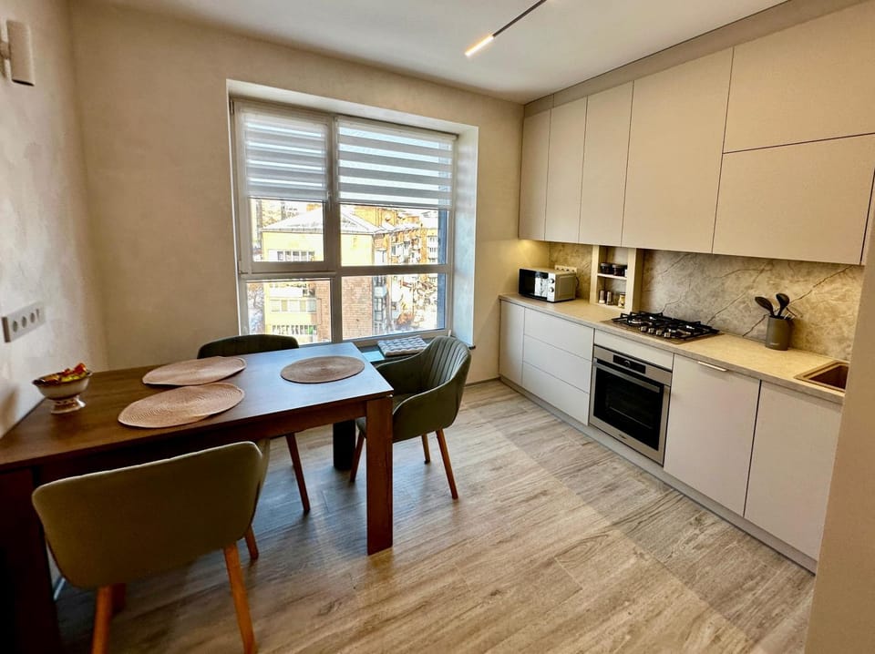 Kitchen or kitchenette, dishwasher, oven