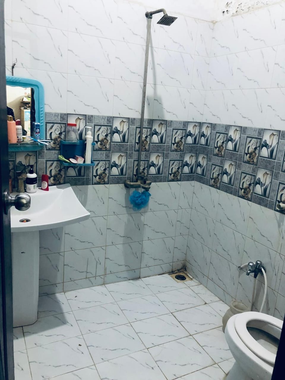 Portion 2 bad DD portion first floor Villa in Karachi