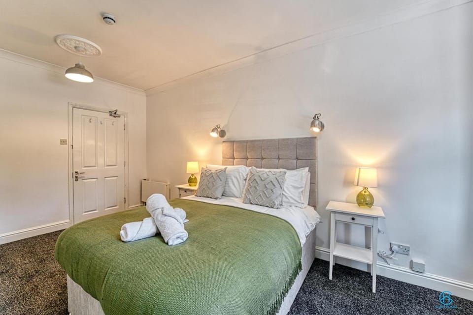 4 Bedrooms- Sleeps 8 House in Wyre Forest District