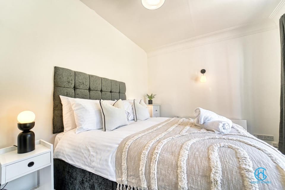 4 Bedrooms- Sleeps 8 House in Wyre Forest District