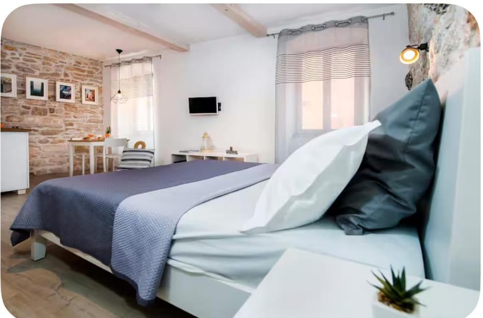 Bed, TV and multimedia, Seating area, Bedroom
