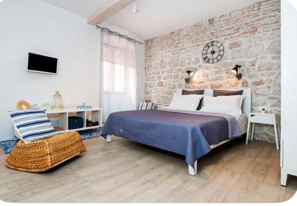 Bed, TV and multimedia, Bedroom