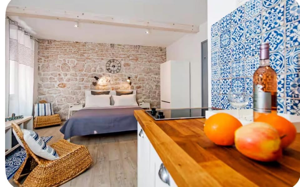 Bed, Kitchen or kitchenette, Bedroom