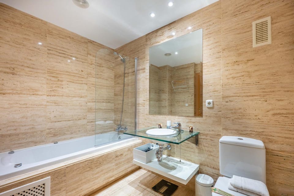 Toilet, Hot Tub, Bathroom, Bath, towels
