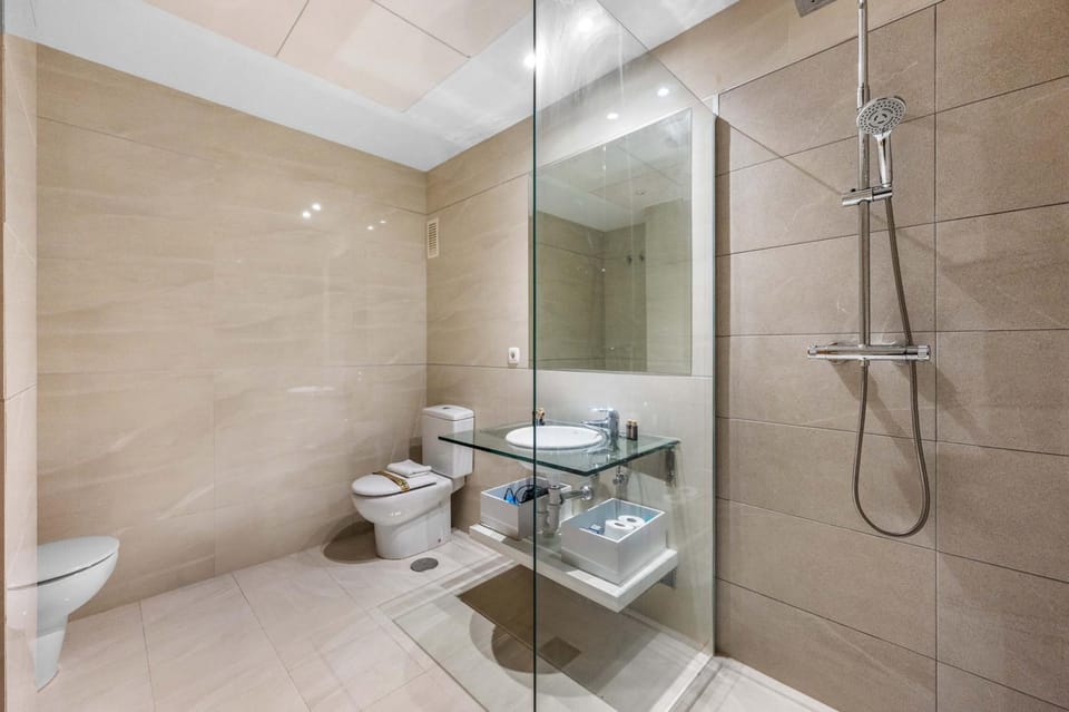 Shower, Toilet, Bathroom, towels