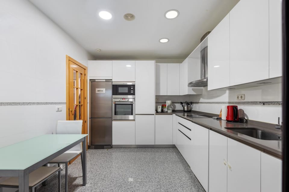 Coffee/tea facilities, Kitchen or kitchenette, dishwasher, oven, stove, toaster
