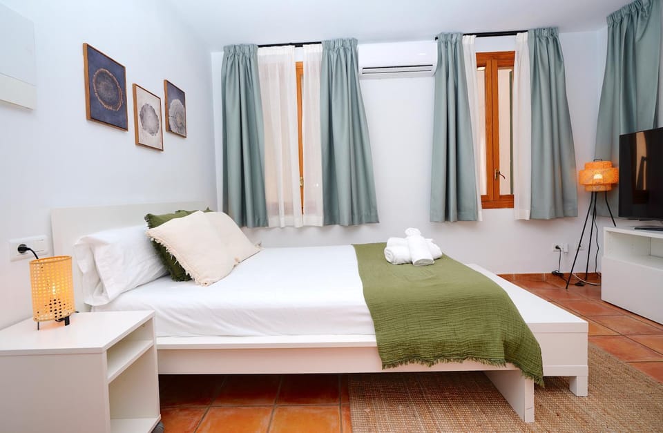 Bed, Photo of the whole room, Bedroom, towels, air conditioner