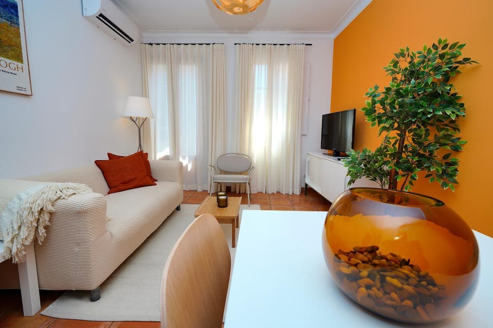 TV and multimedia, Living room, Seating area, Dining area, air conditioner