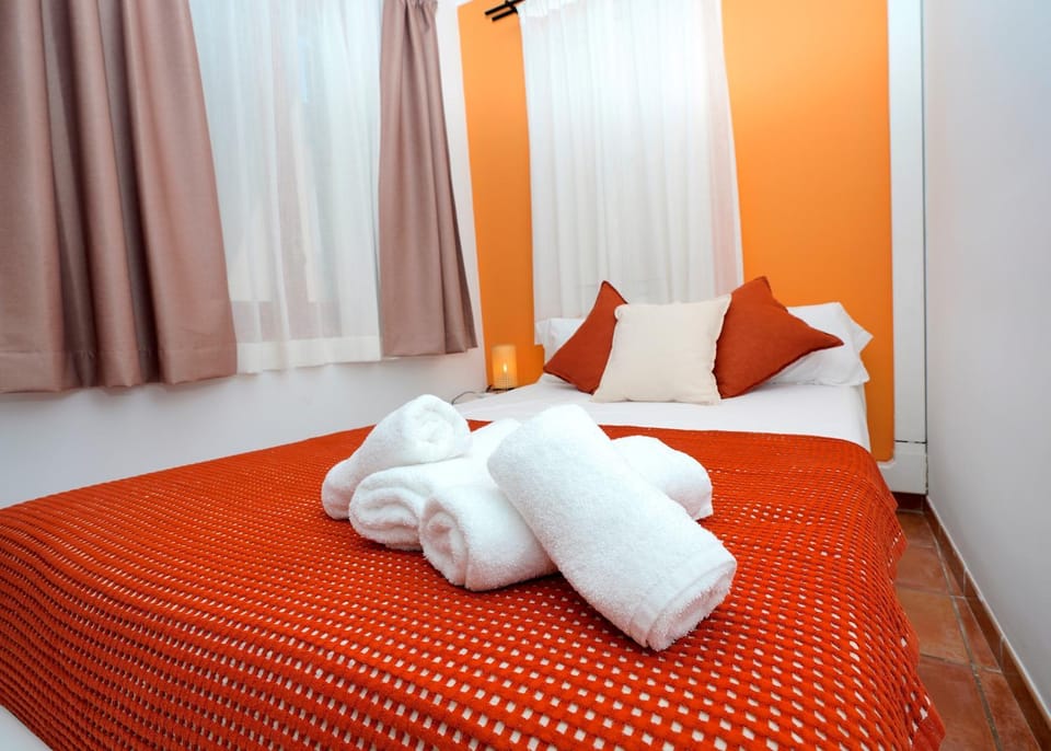 Bed, Photo of the whole room, Bedroom, towels