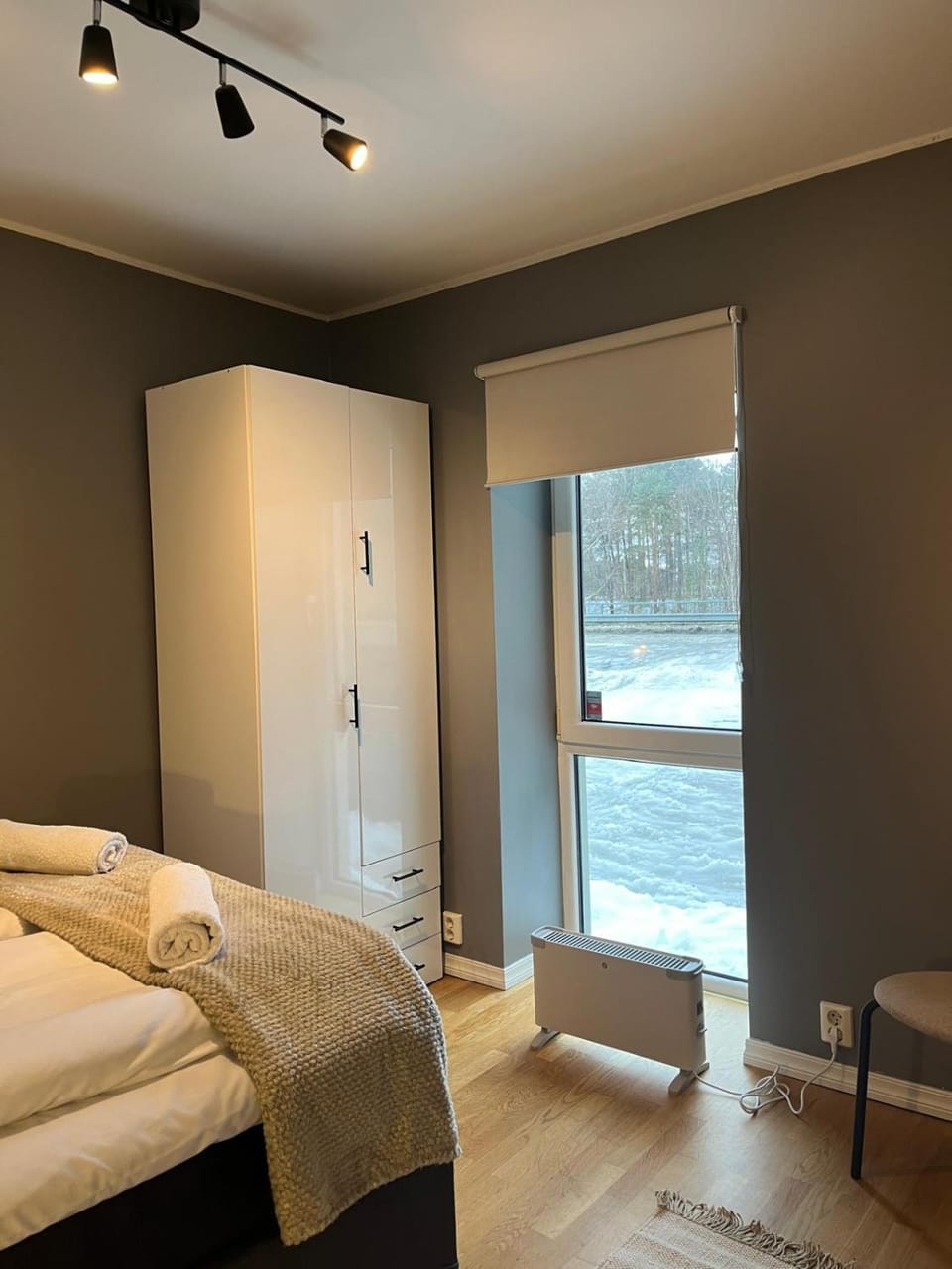 Bed, Natural landscape, Photo of the whole room, Bedroom, Lake view, River view, towels