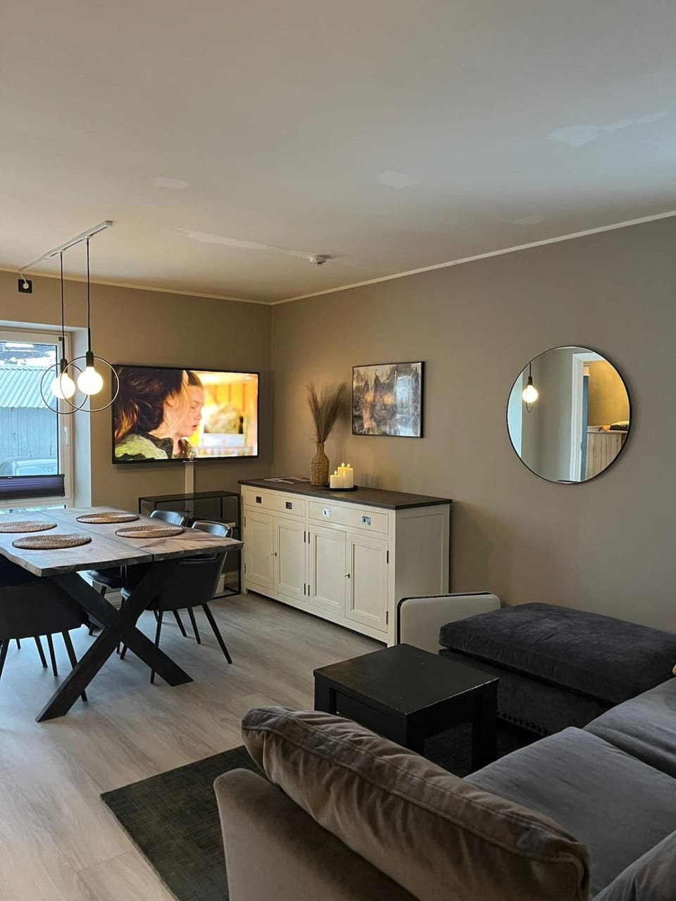 TV and multimedia, Living room, Seating area, Dining area