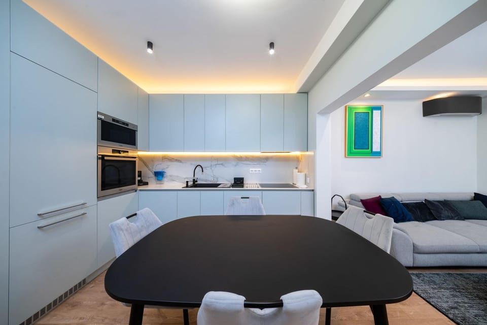TV and multimedia, Kitchen or kitchenette, Living room, Seating area, Dining area, oven, stove