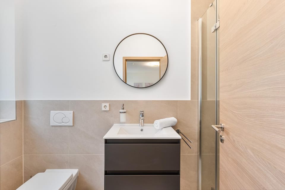 Toilet, Bathroom, towels