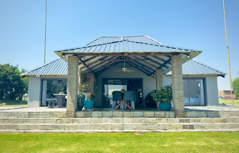 Vaal Dam Manor - Waters Edge Villa in North West, South Africa