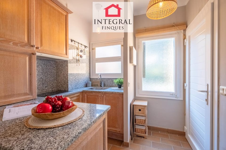 Kitchen or kitchenette, storage