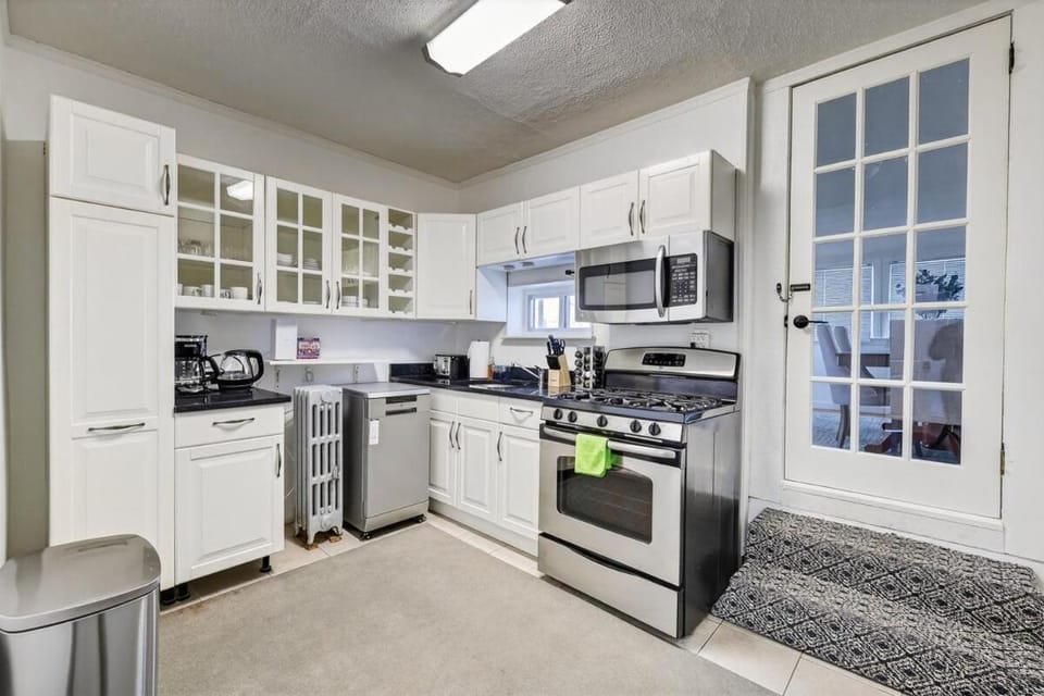 Spacious 5Br home in Malden with AC & heat Apartment in Everett