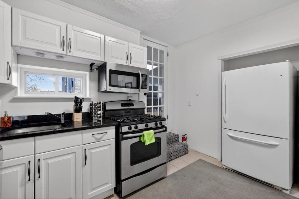Spacious 5Br home in Malden with AC & heat Apartment in Everett