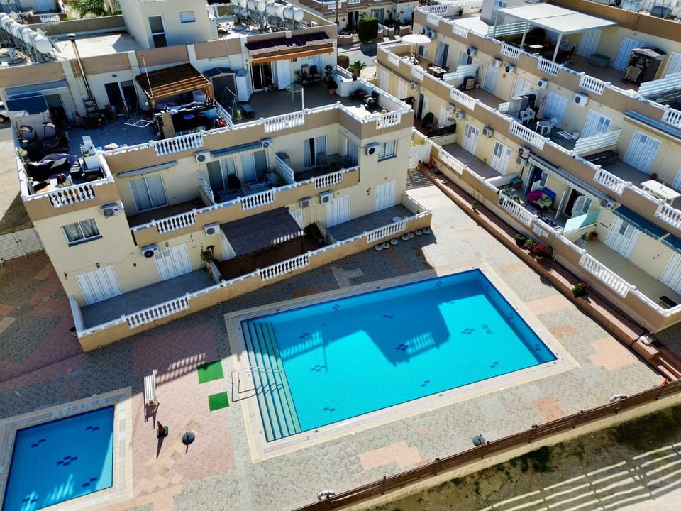 Property building, Neighbourhood, Bird's eye view, Pool view, Swimming pool, Swimming pool, sunbed