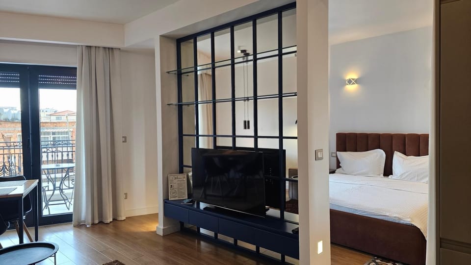 Bed, TV and multimedia, Photo of the whole room