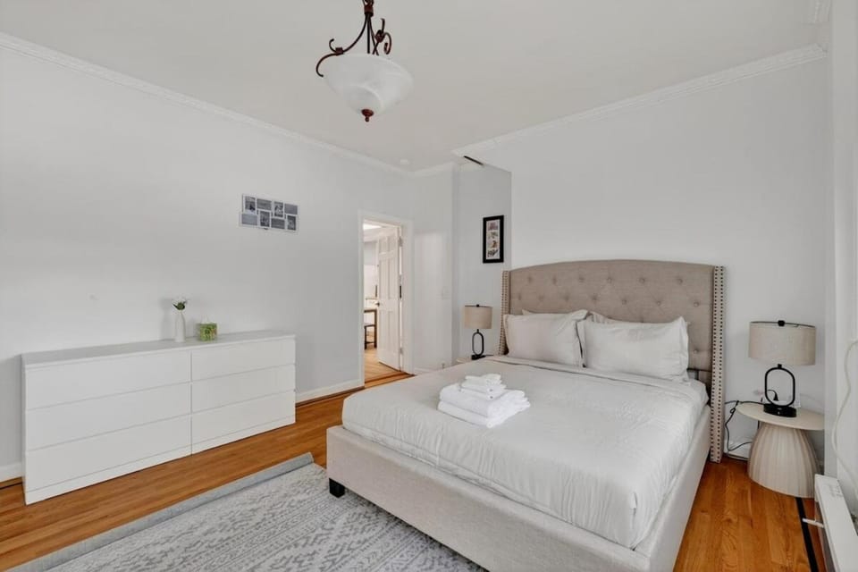 Spacious 2Br home in Malden with AC & heat Apartment in Everett