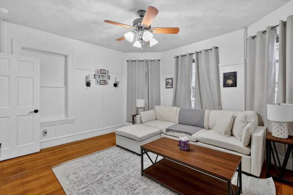 Spacious 2Br home in Malden with AC & heat Apartment in Everett