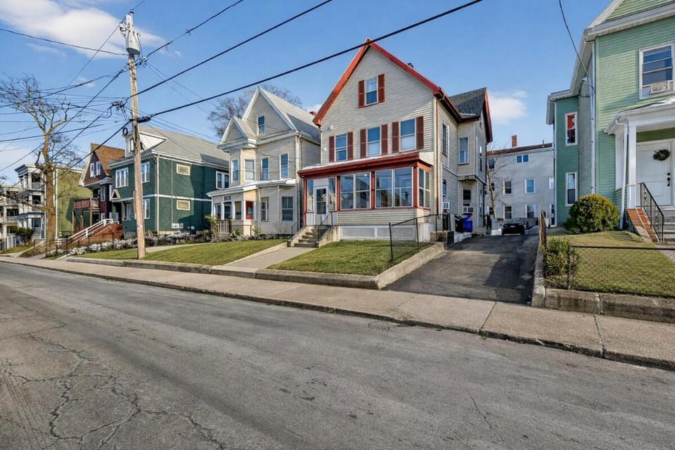 Spacious 2Br home in Malden with AC & heat Apartment in Everett