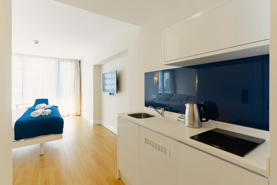 Bed, Kitchen or kitchenette, Photo of the whole room, minibar