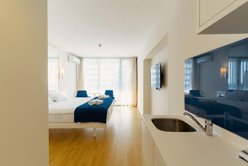 Bed, TV and multimedia, Seating area