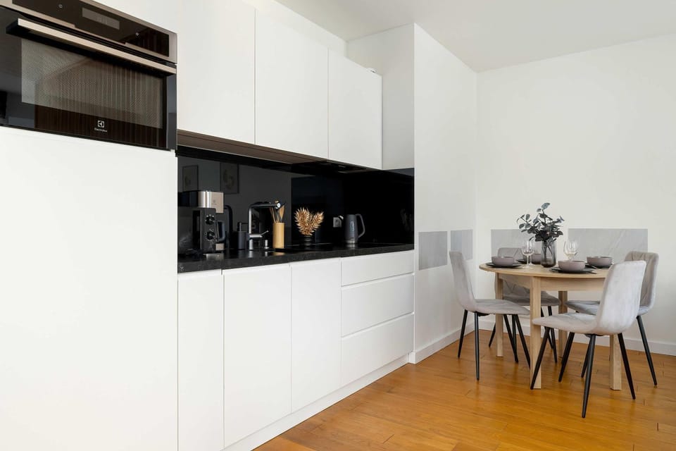 Coffee/tea facilities, Kitchen or kitchenette, Dining area, stove