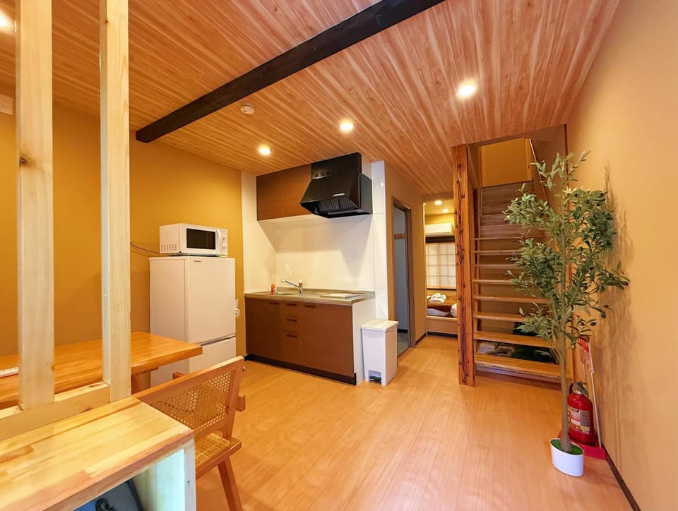 Kitchen or kitchenette, Dining area, stove