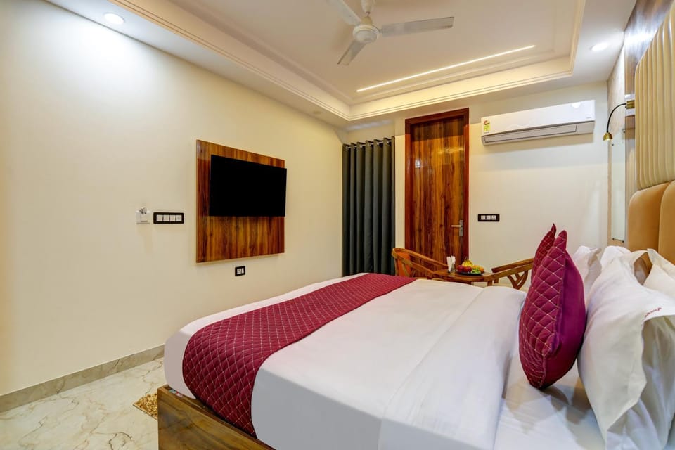 Bed, TV and multimedia, Photo of the whole room, Bedroom, towels, wardrobe, air conditioner