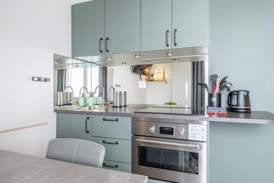 Coffee/tea facilities, oven, stove