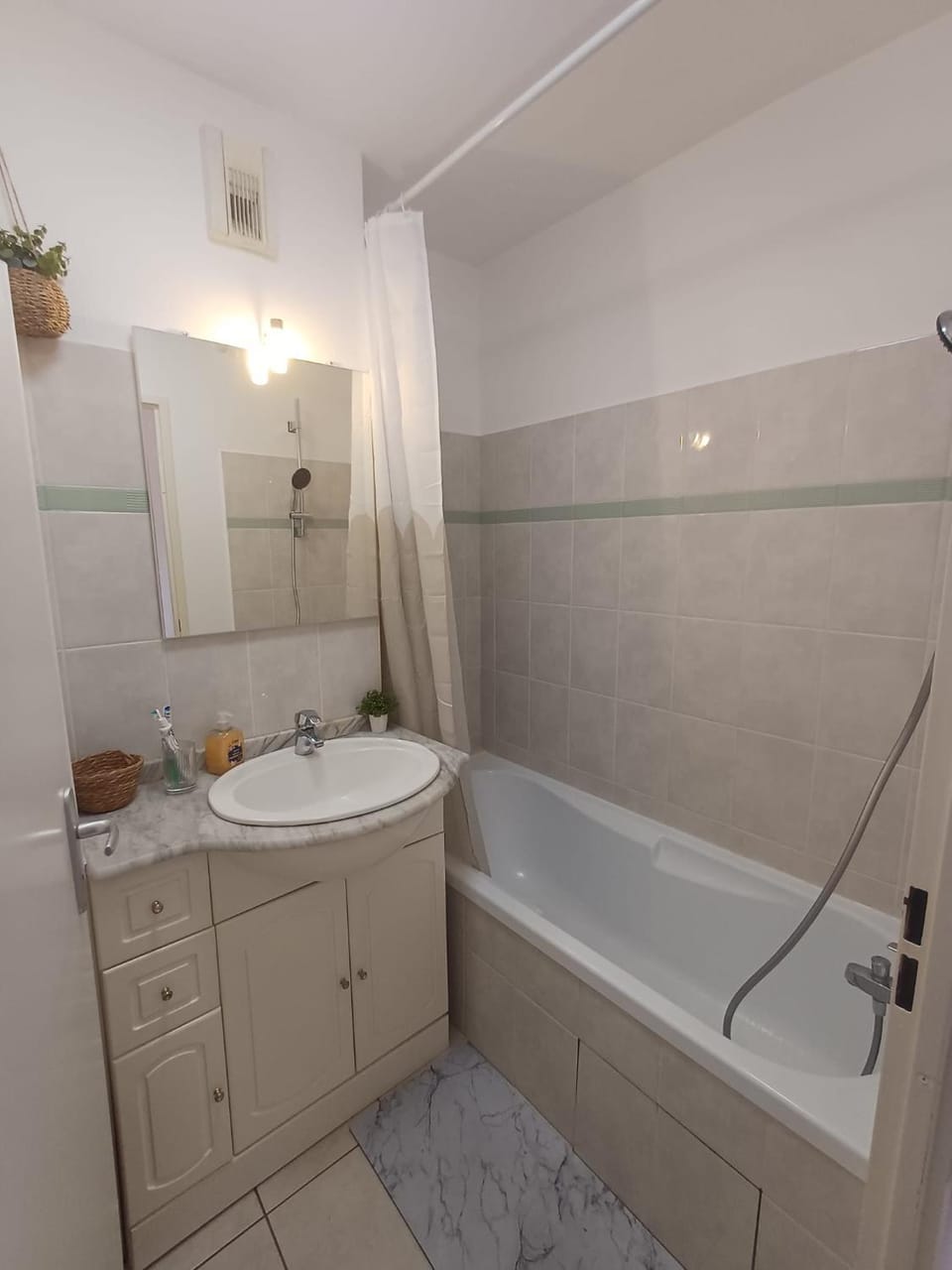 Hot Tub, Bathroom