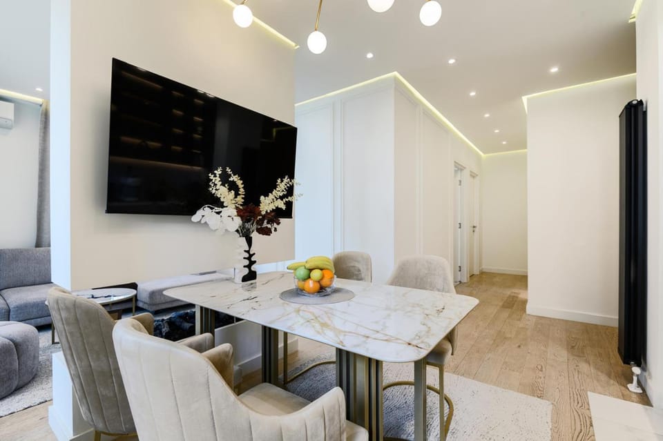 TV and multimedia, Seating area, Dining area