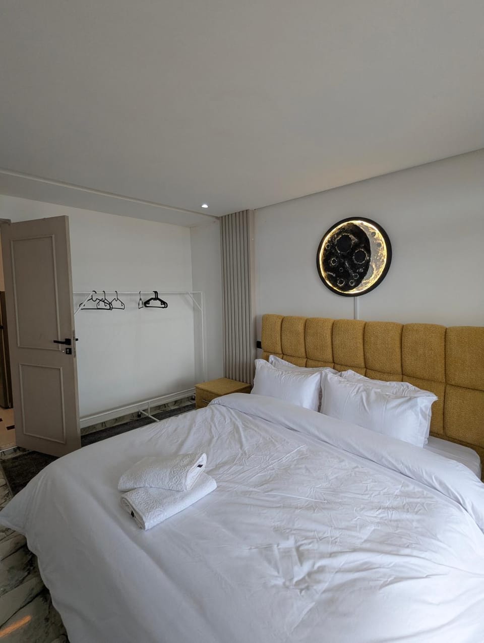 Bedroom, towels