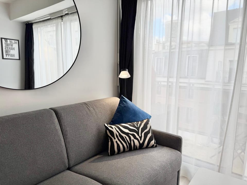 Charming studette with balcony Paris La Défense Apartment in Puteaux