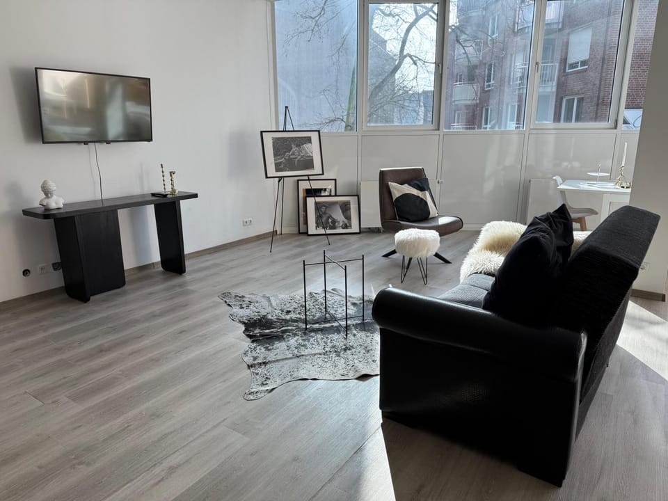 Communal lounge/ TV room, TV and multimedia, Living room, Seating area, Evening entertainment