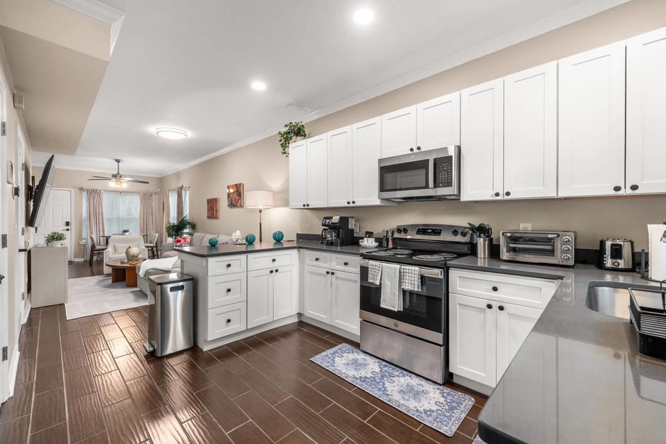 Incredible location Full kitchen Premium Stay House in Gainesville