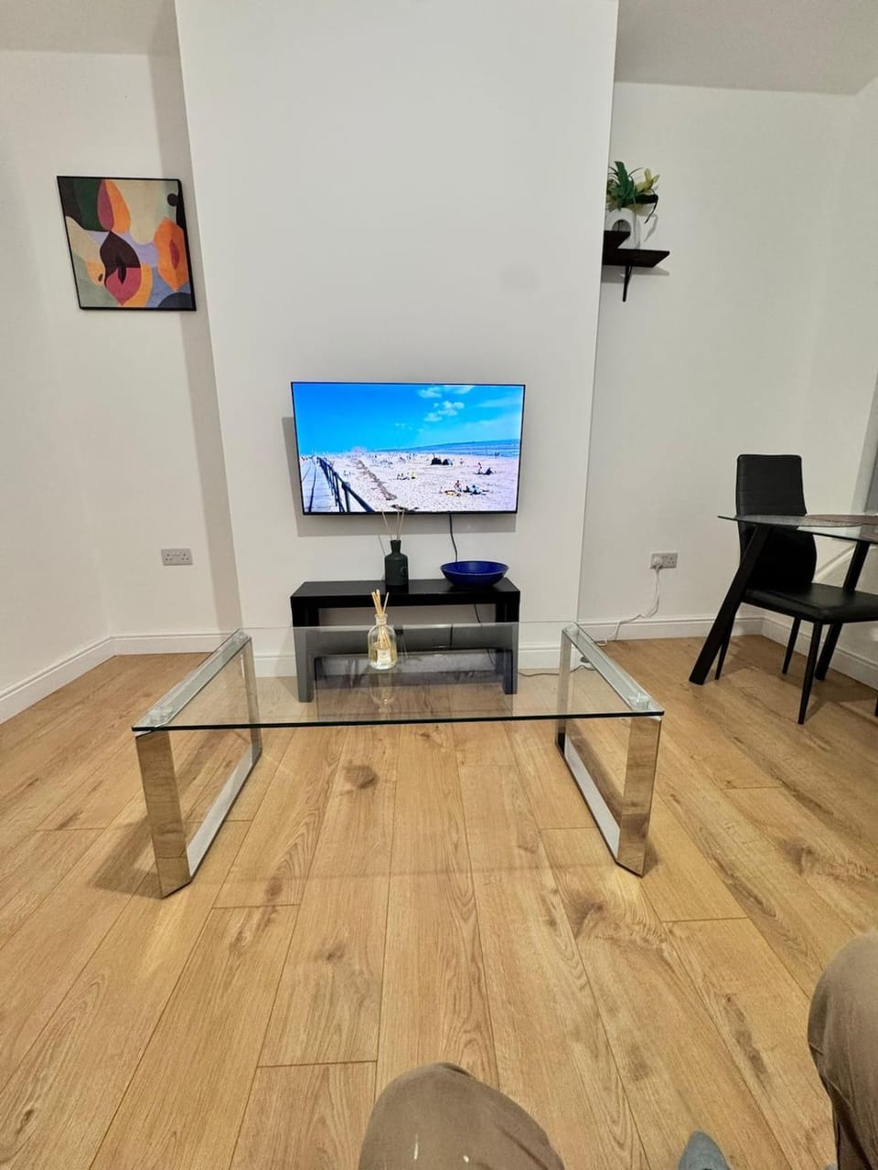 Modern 4 Bedroom House Sleeps 10 Free Parking Liverpool House in Liverpool