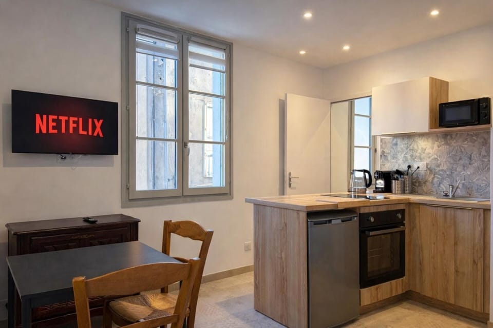 Property building, TV and multimedia, Kitchen or kitchenette, oven
