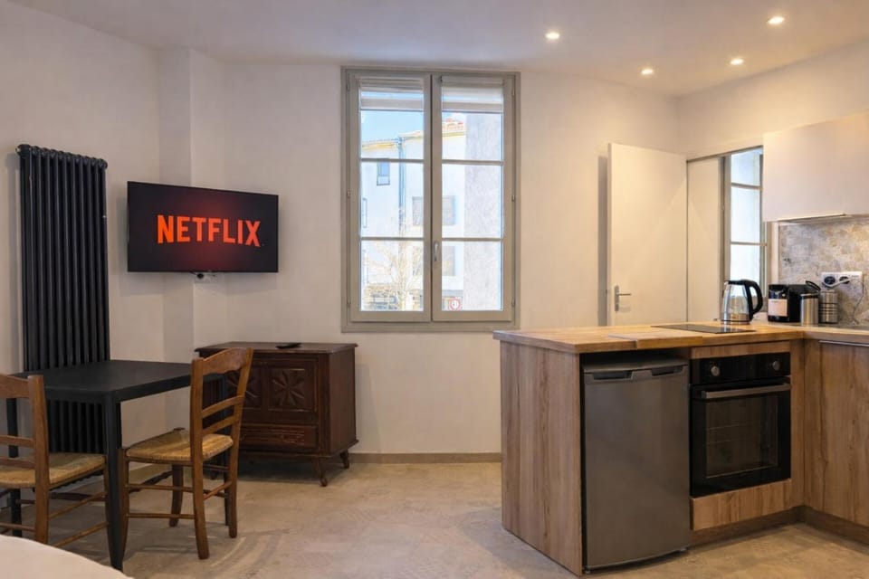 Photo of the whole room, Dining area