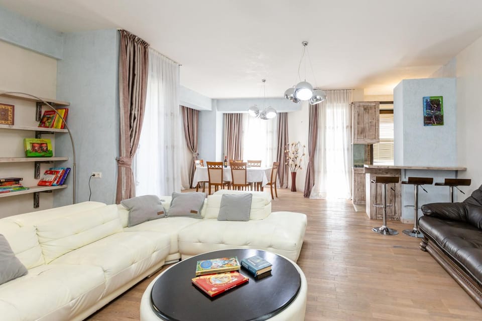 TV and multimedia, Kitchen or kitchenette, Living room, Seating area, Dining area