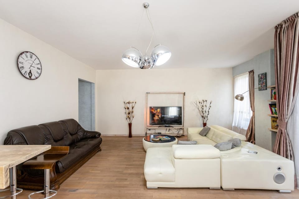 Communal lounge/ TV room, TV and multimedia, Living room, Seating area, Evening entertainment