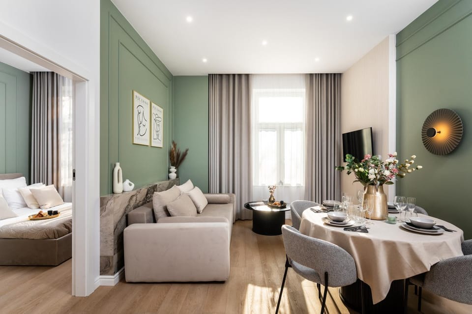 TV and multimedia, Coffee/tea facilities, View (from property/room), Living room, Decorative detail, Seating area, Dining area, Street view, Quiet street view, heating, internet, soundproof, air conditioner