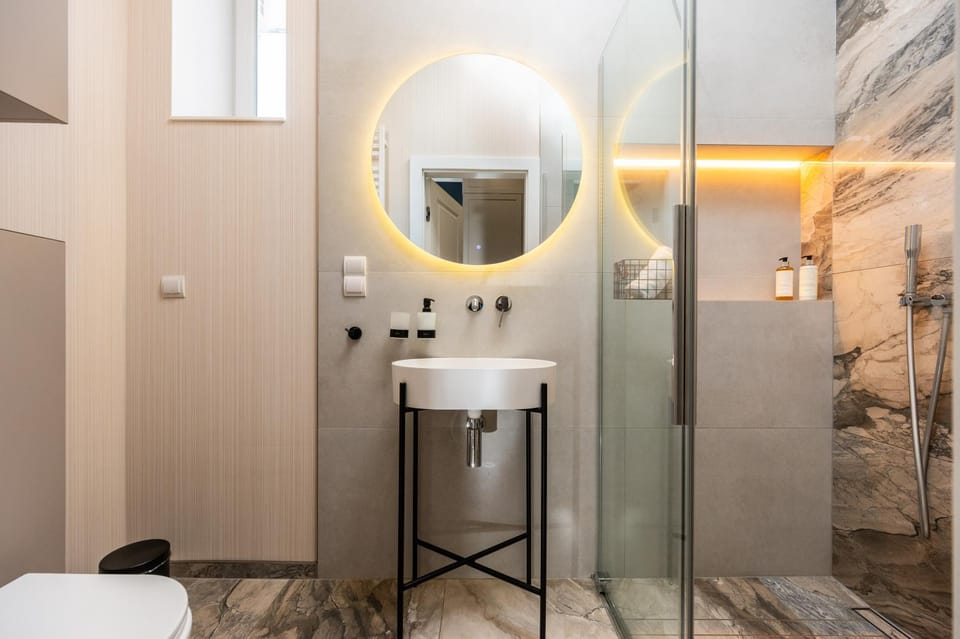 Shower, Toilet, Bathroom, hair dryier, heating, towels