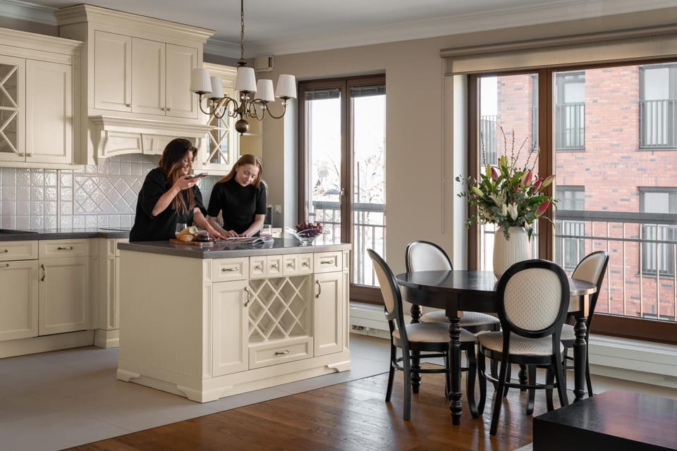 People, Kitchen or kitchenette, Living room, Seating area, Dining area, group of guests