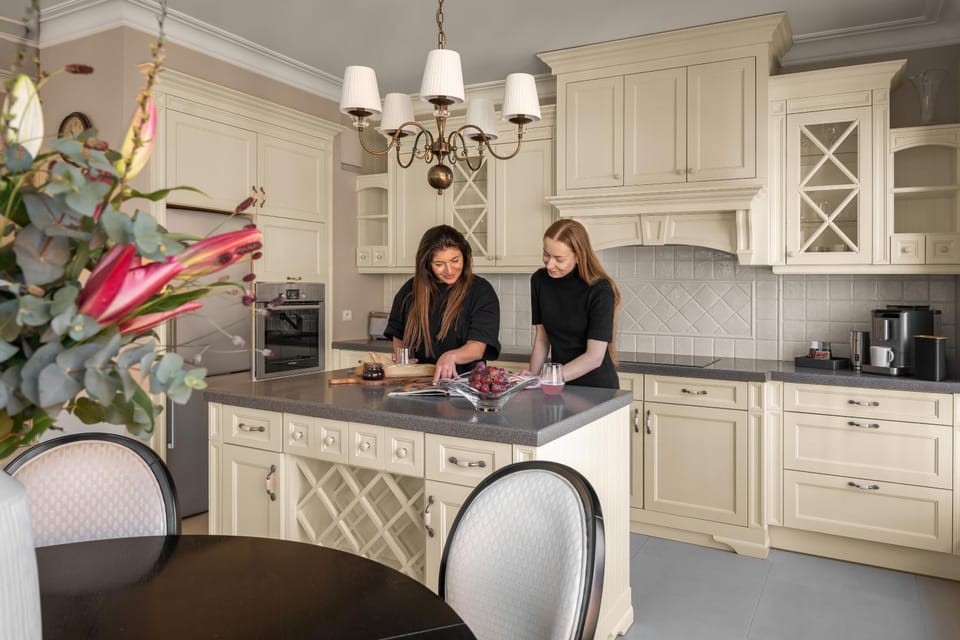 People, Coffee/tea facilities, Kitchen or kitchenette, Dining area, group of guests, dishwasher, stove