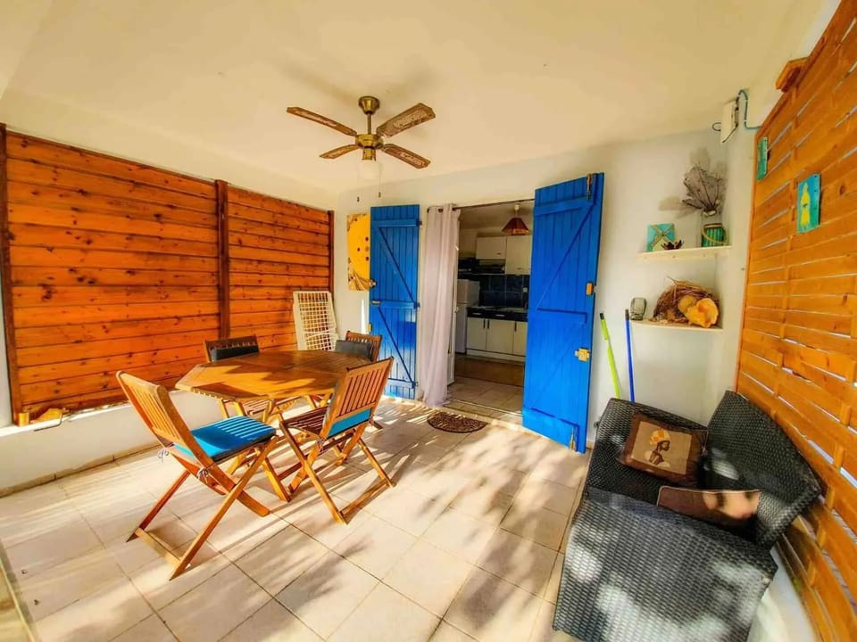Appartement lumineux avec terrasse et piscine au Gosier Apartment in Le Gosier