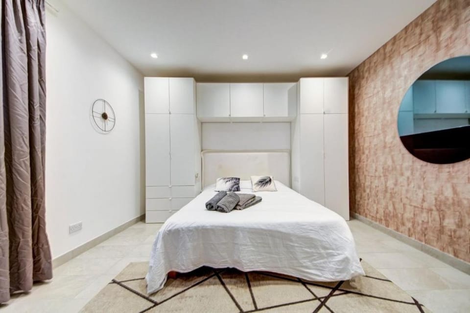 Two Bed Central St Julian's With Sea Views Near Paceville Apartment in Saint Julians