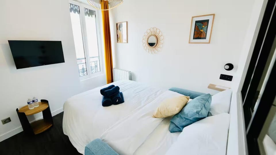 Bed, TV and multimedia, Bedroom, towels